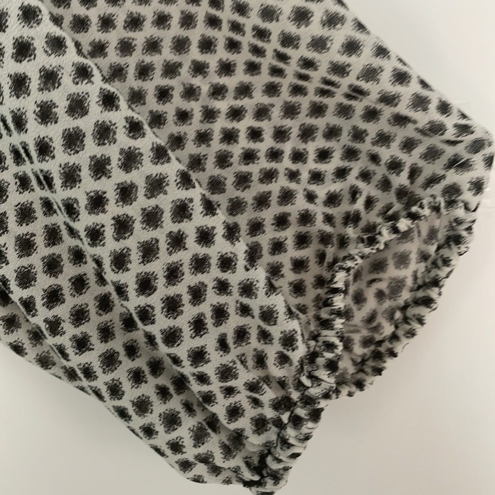 H&M blouse size 2 black & white print V neck button down long sleeve w/ elastic - Picture 3 of 11